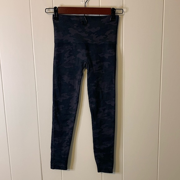 Spanx EcoCare Seamless Leggings Black Camo Size Extra Small - Picture 2 of 6